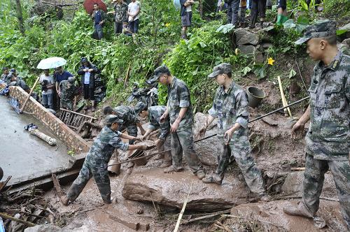 云南綏江暴雨引發(fā)山洪致4人遇難 7月10日,搜救人員在發(fā)生山洪的中城鎮(zhèn)回望村3組油房溝清理現(xiàn)場(chǎng)。 云南綏江縣7月9日至10日早普降暴雨,引發(fā)洪水、滑坡、泥石流、巖石崩塌等自然災(zāi)害,5個(gè)鄉(xiāng)鎮(zhèn)不同程度受災(zāi),并造成4人遇難,其中中城鎮(zhèn)回望村3組油房溝發(fā)生山洪災(zāi)害造成3人遇難。災(zāi)情發(fā)生后,綏江縣組織公安、武警、消防等200余人火速趕赴現(xiàn)場(chǎng)搶險(xiǎn)救災(zāi),善后工作正有序開展,受災(zāi)群眾已得到妥善安置。 新華社發(fā)(譚平才 攝)