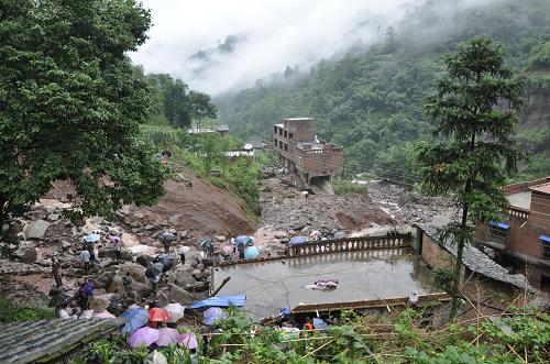云南綏江暴雨引發(fā)山洪致4人遇難 這是發(fā)生山洪的中城鎮(zhèn)回望村3組油房溝(7月10日攝)。 云南綏江縣7月9日至10日早普降暴雨,引發(fā)洪水、滑坡、泥石流、巖石崩塌等自然災(zāi)害,5個(gè)鄉(xiāng)鎮(zhèn)不同程度受災(zāi),并造成4人遇難,其中中城鎮(zhèn)回望村3組油房溝發(fā)生山洪災(zāi)害造成3人遇難。災(zāi)情發(fā)生后,綏江縣組織公安、武警、消防等200余人火速趕赴現(xiàn)場(chǎng)搶險(xiǎn)救災(zāi),善后工作正有序開展,受災(zāi)群眾已得到妥善安置。 新華社發(fā)(譚平才 攝)