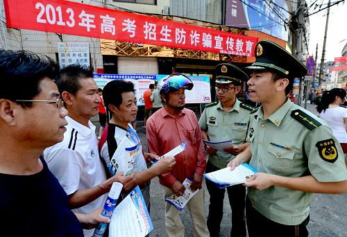 民警支招 謹(jǐn)防高考招生詐騙 7月10日,福建省連江縣邊防民警在琯頭鎮(zhèn)提醒考生家長謹(jǐn)防高考招生詐騙。 2013年普通高等學(xué)校招生工作目前已進(jìn)入錄取環(huán)節(jié),此時(shí)正是不法分子利用家長及考生焦急等待心理,實(shí)施詐騙犯罪活動的高發(fā)期。為了防止轄區(qū)考生和家長上當(dāng)受騙,福建省連江縣邊防民警深入轄區(qū)開展預(yù)防高考招生詐騙宣傳活動。 新華社記者張國俊攝