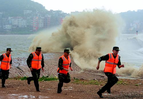 7月13日,邊防官兵在福建省霞浦縣三沙鎮(zhèn)五澳海堤巡邏。新華社記者 張國(guó)俊 攝