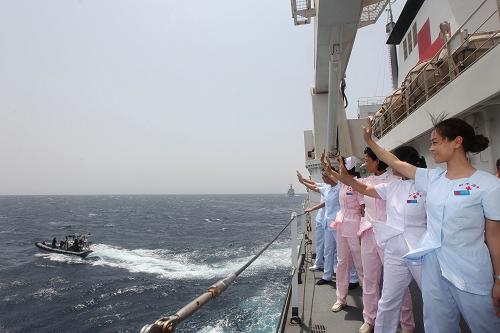 和平方舟首次為外國護航官兵提供醫(yī)療服務 中國海軍和平方舟醫(yī)院船醫(yī)務人員與荷蘭“范·斯派克”艦的官兵揮手告別(7月14日攝)。 當日,正在亞丁灣海域執(zhí)行“和諧使命—2013”任務的中國海軍和平方舟醫(yī)院船,迎來了荷蘭“范·斯派克”艦上的一支醫(yī)學交流組和一名牙尖根周炎患者。中國醫(yī)生為其在航行的和平方舟醫(yī)院船上成功實施了牙髓拔除術(shù)和根管治療,這是和平方舟醫(yī)院船首次為外國護航官兵提供醫(yī)療服務。據(jù)了解,在接下來的10天里,和平方舟醫(yī)院船將繼續(xù)在亞丁灣為美盟151編隊、歐盟465編隊、韓國“王建”號導彈驅(qū)逐艦等艦艇上的護航官兵開展醫(yī)療服務。 新華社發(fā)(琚振華攝)