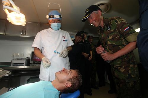 荷蘭“范·斯派克”艦上的一名水兵在中國海軍和平方舟醫(yī)院船上接受牙科手術(shù)(7月14日攝)。 當日,正在亞丁灣海域執(zhí)行“和諧使命—2013”任務的中國海軍和平方舟醫(yī)院船,迎來了荷蘭“范·斯派克”艦上的一支醫(yī)學交流組和一名牙尖根周炎患者。中國醫(yī)生為其在航行的和平方舟醫(yī)院船上成功實施了牙髓拔除術(shù)和根管治療,這是和平方舟醫(yī)院船首次為外國護航官兵提供醫(yī)療服務。據(jù)了解,在接下來的10天里,和平方舟醫(yī)院船將繼續(xù)在亞丁灣為美盟151編隊、歐盟465編隊、韓國“王建”號導彈驅(qū)逐艦等艦艇上的護航官兵開展醫(yī)療服務。 新華社發(fā)(琚振華攝)