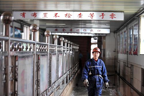 山西緊急出臺20條措施應(yīng)對煤炭市場下行 山西焦煤集團西山煤電馬蘭礦一名礦工從安全標語旁走過(7月11日攝)。 針對近期煤炭市場行情持續(xù)下行的局面,近日山西省政府公布了20條應(yīng)對措施,促進煤炭經(jīng)濟轉(zhuǎn)變發(fā)展方式,實現(xiàn)可持續(xù)發(fā)展。措施包括為企業(yè)減負、促進煤炭銷售、推進市場化改革、提升企業(yè)管理水平等。 山西省統(tǒng)計局數(shù)據(jù)顯示,2012年6月起,煤炭價格持續(xù)下行。今年1-5月,山西煤炭開采和洗選業(yè)價格指數(shù)同比下降17.8%,煤炭工業(yè)實現(xiàn)利潤同比下降60%。截至2013年5月底,山西大部分煤炭企業(yè)的煤炭銷售價格已逼近生產(chǎn)成本線,近半煤炭企業(yè)出現(xiàn)虧損。 新華社記者 詹彥 攝