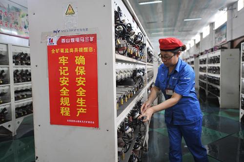 山西緊急出臺20條措施應(yīng)對煤炭市場下行 在山西焦煤集團西山煤電馬蘭礦,工作人員在整理礦燈(7月11日攝)。 針對近期煤炭市場行情持續(xù)下行的局面,近日山西省政府公布了20條應(yīng)對措施,促進煤炭經(jīng)濟轉(zhuǎn)變發(fā)展方式,實現(xiàn)可持續(xù)發(fā)展。措施包括為企業(yè)減負、促進煤炭銷售、推進市場化改革、提升企業(yè)管理水平等。 山西省統(tǒng)計局數(shù)據(jù)顯示,2012年6月起,煤炭價格持續(xù)下行。今年1-5月,山西煤炭開采和洗選業(yè)價格指數(shù)同比下降17.8%,煤炭工業(yè)實現(xiàn)利潤同比下降60%。截至2013年5月底,山西大部分煤炭企業(yè)的煤炭銷售價格已逼近生產(chǎn)成本線,近半煤炭企業(yè)出現(xiàn)虧損。 新華社記者 詹彥 攝