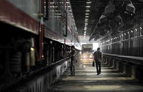 7月27日,呼和浩特鐵路局包頭車輛段的工作人員對(duì)客車車體進(jìn)行檢修。 進(jìn)入暑運(yùn)旅游出行高峰期以來,各地持續(xù)高溫天氣。呼和浩特鐵路局各車輛段為保證客車出庫運(yùn)行“零故障”,不斷加大客車服務(wù)設(shè)施的運(yùn)行安全檢查與人性化管理,對(duì)列車車體、電路、空調(diào)、水路等設(shè)備進(jìn)行輪流式全天候巡視檢查檢修,全力確保暑運(yùn)客車運(yùn)行安全。 新華社記者 趙婷婷 攝
