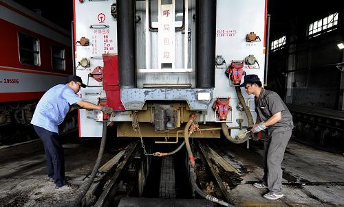 7月27日,呼和浩特鐵路局包頭車輛段的工作人員對(duì)客車車體進(jìn)行檢修。 進(jìn)入暑運(yùn)旅游出行高峰期以來,各地持續(xù)高溫天氣。呼和浩特鐵路局各車輛段為保證客車出庫運(yùn)行“零故障”,不斷加大客車服務(wù)設(shè)施的運(yùn)行安全檢查與人性化管理,對(duì)列車車體、電路、空調(diào)、水路等設(shè)備進(jìn)行輪流式全天候巡視檢查檢修,全力確保暑運(yùn)客車運(yùn)行安全。 新華社記者 趙婷婷 攝