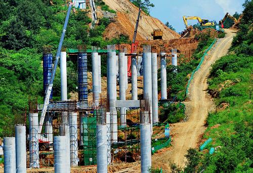 正在建設(shè)中的三淅高速公路陽故山大橋(8月3日攝)。新華社記者 王頌 攝