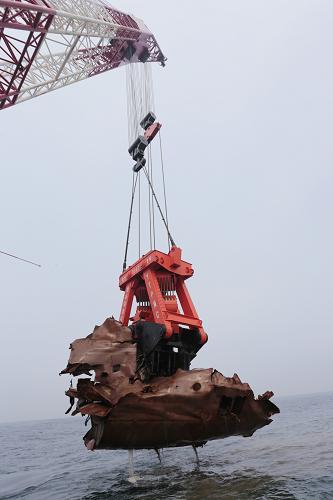 8月9日,由山東煙臺(tái)海港機(jī)械廠設(shè)計(jì)制作的800噸抓斗在威海海域投入運(yùn)營。據(jù)煙臺(tái)海港機(jī)械廠介紹,該廠設(shè)計(jì)制造的800噸抓斗其自重460噸,抓取瞬間產(chǎn)生的力量可達(dá)4800噸,可廣泛應(yīng)用于沉船打撈等領(lǐng)域。新華社發(fā)