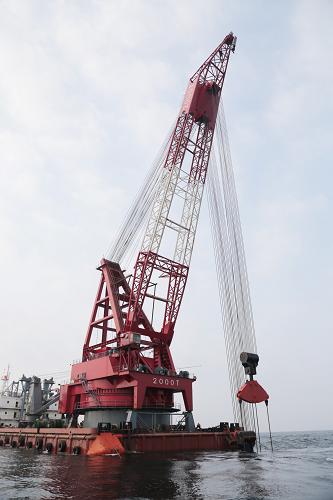 8月9日,由山東煙臺(tái)海港機(jī)械廠設(shè)計(jì)制作的800噸抓斗在威海海域投入運(yùn)營。新華社發(fā)