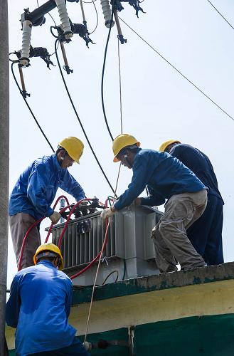 8月15日,電力工作人員冒著酷熱更換農(nóng)用變壓器,衣服全部被汗水浸透。 當(dāng)日國(guó)網(wǎng)浙江龍游縣供電公司的支農(nóng)小分隊(duì)在塔石鎮(zhèn)大唐村開展變壓器增容作業(yè),將一臺(tái)80千伏安的變壓器增容為200千伏安,以滿足當(dāng)?shù)剞r(nóng)村抗旱灌溉的用電需要。 浙江省氣象臺(tái)8月14日17時(shí)30分發(fā)布干旱橙色預(yù)警信號(hào):受持續(xù)晴熱高溫少雨天氣影響,浙江省各地已出現(xiàn)不同程度的氣象干旱,預(yù)計(jì)未來一周綜合氣象干旱指數(shù)達(dá)到重旱。國(guó)網(wǎng)浙江省電力公司在全省組織800多支抗旱保電支農(nóng)小分隊(duì),深入田間地頭,維護(hù)農(nóng)用電力設(shè)備和線路,全力保障抗旱灌溉用電。 新華社記者 徐昱攝