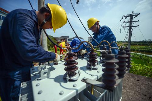 8月15日,電力工作人員冒著酷熱更換農(nóng)用變壓器,衣服全部被汗水浸透。 當(dāng)日國(guó)網(wǎng)浙江龍游縣供電公司的支農(nóng)小分隊(duì)在塔石鎮(zhèn)大唐村開展變壓器增容作業(yè),將一臺(tái)80千伏安的變壓器增容為200千伏安,以滿足當(dāng)?shù)剞r(nóng)村抗旱灌溉的用電需要。 浙江省氣象臺(tái)8月14日17時(shí)30分發(fā)布干旱橙色預(yù)警信號(hào):受持續(xù)晴熱高溫少雨天氣影響,浙江省各地已出現(xiàn)不同程度的氣象干旱,預(yù)計(jì)未來一周綜合氣象干旱指數(shù)達(dá)到重旱。國(guó)網(wǎng)浙江省電力公司在全省組織800多支抗旱保電支農(nóng)小分隊(duì),深入田間地頭,維護(hù)農(nóng)用電力設(shè)備和線路,全力保障抗旱灌溉用電。 新華社記者 徐昱攝