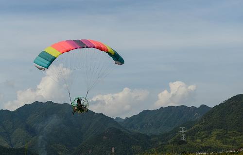 動(dòng)力傘為特高壓輸電工程進(jìn)行高空放線 8月15日,動(dòng)力傘準(zhǔn)備進(jìn)行高空架線。 當(dāng)日,在溪洛渡左岸-浙江金華±800千伏特高壓直流輸電工程衢州龍游段,一架動(dòng)力傘飛行在輸電鐵塔上方展開(kāi)架線作業(yè),展放7公里長(zhǎng)的引導(dǎo)繩。因?yàn)樵摴こ潭蔚靥幧絽^(qū),交通不便,動(dòng)力傘架線作業(yè)比傳統(tǒng)的人工作業(yè)方式更加方便和快捷,能大大提升施工的速度。 溪洛渡左岸-浙江金華±800千伏特高壓直流輸電工程起于四川宜賓雙龍換流站,止于浙江金華換流站,途徑四川、貴州、江西、湖南、浙江5省,全長(zhǎng)1680公里,工程將于2014年投產(chǎn),屆時(shí)每年可向浙江輸送清潔水電400億千瓦時(shí)。 新華社記者 徐昱 攝
