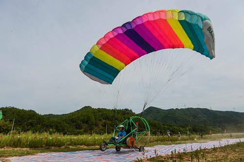 8月15日,動(dòng)力傘帶著牽引繩起飛,準(zhǔn)備進(jìn)行高空架線。 當(dāng)日,在溪洛渡左岸-浙江金華±800千伏特高壓直流輸電工程衢州龍游段,一架動(dòng)力傘飛行在輸電鐵塔上方展開(kāi)架線作業(yè),展放7公里長(zhǎng)的引導(dǎo)繩。因?yàn)樵摴こ潭蔚靥幧絽^(qū),交通不便,動(dòng)力傘架線作業(yè)比傳統(tǒng)的人工作業(yè)方式更加方便和快捷,能大大提升施工的速度。 溪洛渡左岸-浙江金華±800千伏特高壓直流輸電工程起于四川宜賓雙龍換流站,止于浙江金華換流站,途徑四川、貴州、江西、湖南、浙江5省,全長(zhǎng)1680公里,工程將于2014年投產(chǎn),屆時(shí)每年可向浙江輸送清潔水電400億千瓦時(shí)。 新華社記者 徐昱 攝