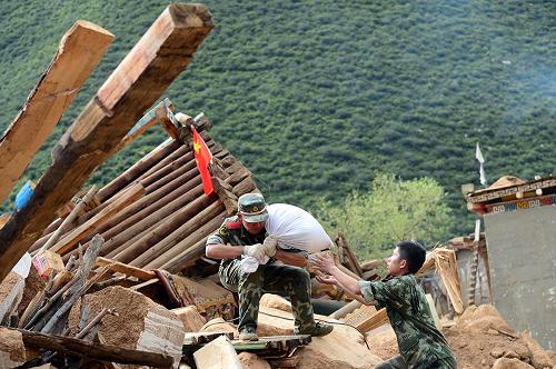 8月14日,武警在地震廢墟里搶運糧食。 8月12日,西藏昌都地區(qū)發(fā)生6.1級地震,截至目前,昌都地區(qū)11縣114個鄉(xiāng)鎮(zhèn)不同程度受災(zāi),其中左貢、芒康、察雅、八宿、貢覺等5縣災(zāi)情嚴重,據(jù)不完全統(tǒng)計,地震已經(jīng)造成28.1萬人不同程度受災(zāi),75%以上的房屋不同程度受損,總計受損房屋為48112間,特別是重災(zāi)區(qū)田妥鎮(zhèn)米扎村21戶、157間農(nóng)戶房屋全部垮塌。 在通往重災(zāi)區(qū)的“生命通道”上,各種抗震救災(zāi)救援車輛、搶通機械正疾馳而來,各級民政部門向地震災(zāi)區(qū)緊急調(diào)運帳篷、食品、棉被、牛奶、礦泉水、抗震飼料糧等救災(zāi)物資;各地救援隊伍、醫(yī)療分隊陸續(xù)抵達災(zāi)區(qū)。截止到目前仍未接到死亡報告。 新華社記者 文濤攝