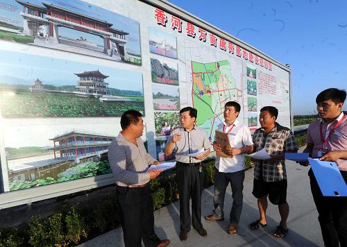 河北香河:團(tuán)組織發(fā)動千萬無息貸款扶持青年創(chuàng)業(yè) 香河團(tuán)縣委干部與投資公司工作人員在劉宋鎮(zhèn)慶功臺村對創(chuàng)業(yè)青年申請貸款資質(zhì)進(jìn)行調(diào)研(8月17日攝)。 河北省香河縣團(tuán)組織近日啟動“千萬無息貸款扶持青年創(chuàng)業(yè)”活動,發(fā)動社會資本,向有志青年提供3到5萬元的無息貸款,引導(dǎo)青年創(chuàng)業(yè),助推家鄉(xiāng)建設(shè)。 新華社記者李曉果攝