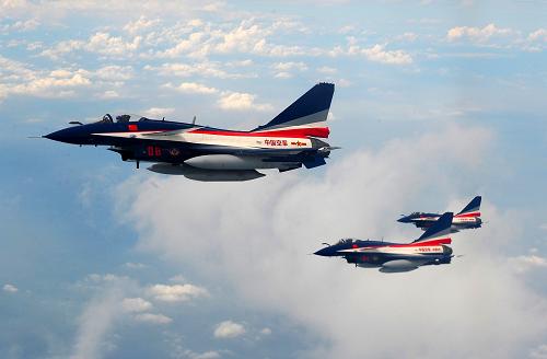 空軍八一飛行表演隊(duì)受領(lǐng)任務(wù)后,殲-10表演機(jī)進(jìn)行編隊(duì)轉(zhuǎn)場訓(xùn)練(7月12日攝)。經(jīng)中央軍委批準(zhǔn),空軍八一飛行表演隊(duì)8月18日啟程赴俄羅斯參加第十一屆莫斯科航展,并進(jìn)行飛行表演。這是“中國藍(lán)天儀仗隊(duì)”組建51年來首次飛出國門走向國際飛行表演大舞臺(tái)。 新華社發(fā)(張鵬焱 攝)