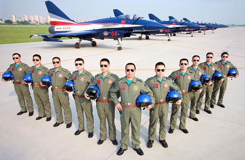 這是赴俄參加莫斯科航展的空軍八一飛行表演隊(duì)全體飛行員(7月31日攝)。新華社發(fā)(張東賀 攝)