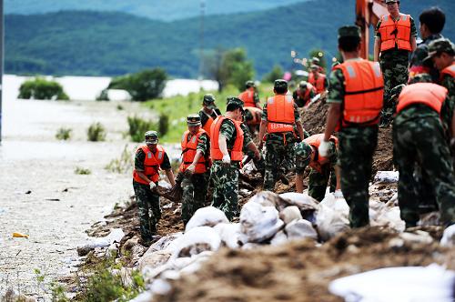 8月20日,馳援街津口的官兵在搶運(yùn)沙袋。新華社記者 王凱 攝