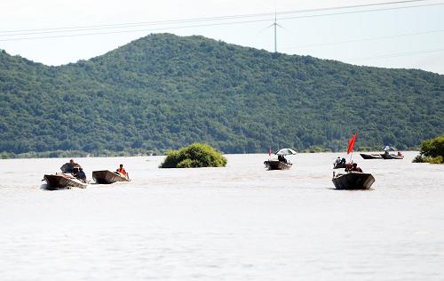 8月20日,赫哲族漁民自發(fā)組織漁船在洪區(qū)搶運(yùn)抗洪物資。新華社記者 王凱 攝