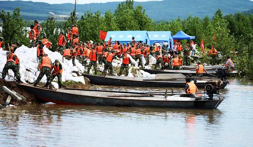 8月20日,馳援街津口的武警官兵在搶運(yùn)沙袋。新華社記者 王凱 攝