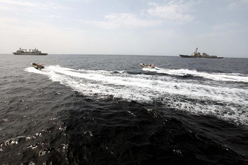 中美兩國海軍在亞丁灣海域舉行聯(lián)合反海盜演練 當(dāng)?shù)貢r間8月24日至25日,中國海軍第十四批護航編隊與同在亞丁灣海域執(zhí)行任務(wù)的美國海軍梅森號導(dǎo)彈驅(qū)逐艦舉行中美海上聯(lián)合反海盜演練。 圖為中美雙方特戰(zhàn)隊員駕駛小艇對充當(dāng)被劫持商船的微山湖補給艦實行“武力營救”。 新華社記者饒饒攝