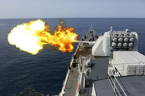 當(dāng)?shù)貢r間8月24日至25日,中國海軍第十四批護航編隊與同在亞丁灣海域執(zhí)行任務(wù)的美國海軍梅森號導(dǎo)彈驅(qū)逐艦舉行中美海上聯(lián)合反海盜演練。 圖為中國海軍哈爾濱艦主炮進行“對海攻擊”。 新華社記者饒饒攝