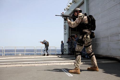 當(dāng)?shù)貢r間8月24日至25日,中國海軍第十四批護航編隊與同在亞丁灣海域執(zhí)行任務(wù)的美國海軍梅森號導(dǎo)彈驅(qū)逐艦舉行中美海上聯(lián)合反海盜演練。 圖為中美雙方特戰(zhàn)隊員在哈爾濱艦上進行輕武器射擊演練。 新華社記者饒饒攝