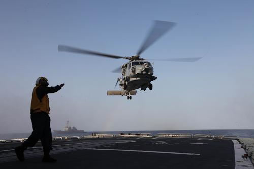 當(dāng)?shù)貢r間8月24日至25日,中國海軍第十四批護航編隊與同在亞丁灣海域執(zhí)行任務(wù)的美國海軍梅森號導(dǎo)彈驅(qū)逐艦舉行中美海上聯(lián)合反海盜演練。 圖為美海軍海鷹直升機在哈爾濱艦降落。 新華社記者饒饒攝