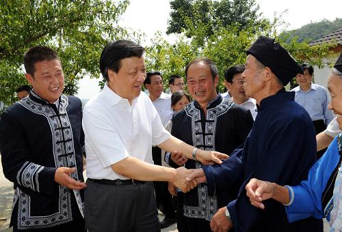 劉云山在貴州調(diào)研 8月23日至24日,中共中央政治局常委、中央書(shū)記處書(shū)記劉云山在貴州調(diào)研。這是劉云山在畢節(jié)市黔西縣烏騾壩村同群眾親切交談。 新華社記者 饒愛(ài)民 攝