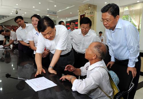 8月23日至24日,中共中央政治局常委、中央書(shū)記處書(shū)記劉云山在貴州調(diào)研。這是8月23日,劉云山在貴陽(yáng)市碧海社區(qū)服務(wù)中心了解為老百姓辦實(shí)事情況。 新華社記者 饒愛(ài)民 攝