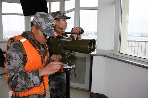 黑瞎子島“東極哨所”哨兵在哨樓觀察邊情(8月30日攝)。新華社記者 馬令 攝