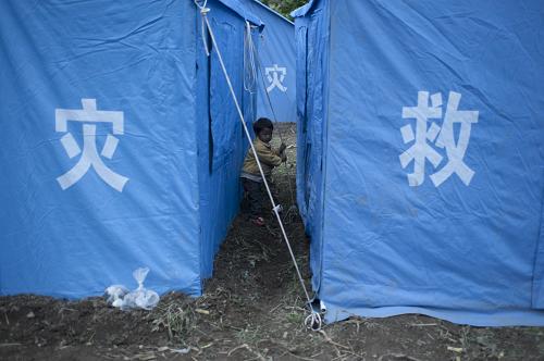 8月31日,一名兒童在迪慶州香格里拉縣尼西鄉(xiāng)幸福村救災(zāi)安置點(diǎn)玩耍。新華社記者 張可任 攝