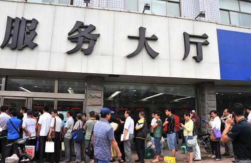 9月9日,在濟(jì)南市公積金服務(wù)大廳外,前來辦理公積金提取手續(xù)的市民排起了長隊(duì)。 9月初濟(jì)南市發(fā)布公積金提取新政,并計(jì)劃于10月1日開始執(zhí)行,新政發(fā)布后由于不少市民對(duì)政策了解不夠,出現(xiàn)各種版本的誤讀并引發(fā)恐慌性提取。 9月9日周一上班伊始,濟(jì)南市公積金服務(wù)大廳就出現(xiàn)“爆棚”,工作人員打開全部8個(gè)服務(wù)窗口,中午也不休息,并承諾完成當(dāng)日領(lǐng)到審批號(hào)碼的所有業(yè)務(wù)后再下班。 與舊政策相比,此次新規(guī)定的最大變化在于購房后有公積金貸款未還清,則不能一次性提取住房公積金帳戶里的余額,以保證住房公積金優(yōu)先用于償還公積金貸款本息。據(jù)介紹,這一政策并不影響每年還貸提?。淮送馊绻忻窆e金賬戶的余額較多,還可在符合有關(guān)條件的前提下提前還款,之后便可一次性提取。 新華社記者 徐速繪 攝