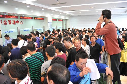 9月9日,濟(jì)南市公積金服務(wù)大廳擠滿了前來辦理公積金提取手續(xù)的市民。 9月初濟(jì)南市發(fā)布公積金提取新政,并計(jì)劃于10月1日開始執(zhí)行,新政發(fā)布后由于不少市民對(duì)政策了解不夠,出現(xiàn)各種版本的誤讀并引發(fā)恐慌性提取。 9月9日周一上班伊始,濟(jì)南市公積金服務(wù)大廳就出現(xiàn)“爆棚”,工作人員打開全部8個(gè)服務(wù)窗口,中午也不休息,并承諾完成當(dāng)日領(lǐng)到審批號(hào)碼的所有業(yè)務(wù)后再下班。 與舊政策相比,此次新規(guī)定的最大變化在于購房后有公積金貸款未還清,則不能一次性提取住房公積金帳戶里的余額,以保證住房公積金優(yōu)先用于償還公積金貸款本息。據(jù)介紹,這一政策并不影響每年還貸提?。淮送馊绻忻窆e金賬戶的余額較多,還可在符合有關(guān)條件的前提下提前還款,之后便可一次性提取。 新華社記者 徐速繪 攝