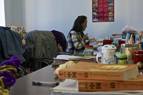 9月7日,閆志華在用手語備課,前面的書桌上擺放著“中國手語”的專業(yè)書籍。這里的許多老師并不是特教專業(yè)畢業(yè),因此課后投入大量時(shí)間自學(xué)手語。 “來這個(gè)地方,必須有愛,還要有一顆為了孩子做什么都可以的心。”內(nèi)蒙古自治區(qū)呼和浩特市特殊教育學(xué)校校長王河說。 教師節(jié)前夕,記者來到內(nèi)蒙古自治區(qū)呼和浩特市特殊教育學(xué)校,感受耕耘在特教一線老師們的喜怒哀樂,探訪這群為殘疾兒童打開心靈之窗的“爸爸媽媽”們。 程顯榮1979年進(jìn)入這所學(xué)校,從此和特教結(jié)下了30多年的不解之緣。“該嚴(yán)厲的時(shí)候要嚴(yán)厲,該靈活的時(shí)候要靈活。”程顯榮說,和特殊孩子們交流,溝通上會(huì)有局限,而一些抽象的詞匯也很難通過手語清晰地表達(dá)出來,所以一定要耐得住性子。 這些特教老師們普遍說話嗓門大、語速比較急,甚至?xí)治枳愕?。老師們說,嗓門大是為了讓尚有一些聽力的孩子聽到聲音,手勢較多則是為了讓孩子更好地理解老師們的意思,補(bǔ)充聽力殘缺造成的溝通不暢。“也算是一種職業(yè)病吧!”老師們笑著說。 這所始建于1958年的特殊教育學(xué)校目前共有84名教師,其中專業(yè)技術(shù)人員68人。今年新學(xué)期學(xué)生報(bào)名人數(shù)有132人