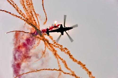 9月6日,陸航“風(fēng)雷”飛行表演隊(duì)武直-10直升機(jī)在天津直博會(huì)上進(jìn)行單機(jī)特技表演。 9月5日至9月8日,第二屆天津國際直升機(jī)博覽會(huì)舉行。陸航“風(fēng)雷”直升機(jī)飛行表演隊(duì)駕駛國產(chǎn)武直-10、武直-9直升機(jī)獻(xiàn)藝藍(lán)天,進(jìn)行組建以來的首次飛行表演。不同于珠海航展上的簡單飛行展示,此次長達(dá)25分鐘的飛行表演中,武直-10大“秀”飛行絕技,16個(gè)單機(jī)、雙機(jī)和多機(jī)動(dòng)作令人嘆為觀止。 新華社記者 楊光 攝