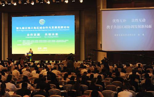 第九屆泛珠三角區(qū)域合作與發(fā)展論壇暨經(jīng)貿(mào)洽談會(huì)開(kāi)幕 這是第九屆泛珠三角區(qū)域合作與發(fā)展高層論壇會(huì)場(chǎng)。 當(dāng)日,第九屆泛珠三角區(qū)域合作與發(fā)展論壇暨經(jīng)貿(mào)洽談會(huì)在貴陽(yáng)市拉開(kāi)帷幕。會(huì)議期間,泛珠“9+2”各方將就經(jīng)濟(jì)、社會(huì)、文化等方面進(jìn)行交流合作,并以“貴州共識(shí)”的形式,提出未來(lái)各方新的合作領(lǐng)域與內(nèi)容。 新華社記者 陶亮 攝