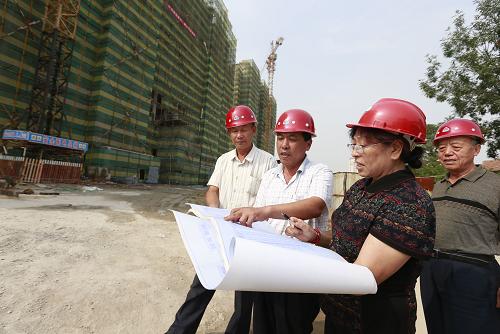9月13日,山東省濱州市永正會計師事務(wù)所會計師夏芙蓉(右二)受街道委托,來到濱州市濱城區(qū)市西街道徐家居委會居民安置房建設(shè)工地,跟蹤審計安置房的基建情況。為了從源頭上規(guī)范村(居)集體資產(chǎn)的財務(wù)管理,2012年初,山東省濱州市市西街道聘任當?shù)刂臅嫀熓聞?wù)所,開始對下轄的39個居委會中由居委會集體投資的基建工程進行獨立的會計審計,執(zhí)行嚴格的預(yù)算、跟蹤審計及決算制度,以減少相關(guān)問題的發(fā)生,防止集體資產(chǎn)、資源流失,對基層的財務(wù)管理進行了有益的嘗試和探索。新華社記者 任正來 攝