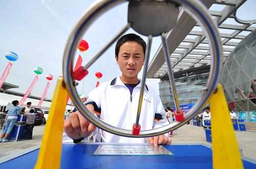 9月14日,在寧夏銀川的“全國(guó)科普日”活動(dòng)現(xiàn)場(chǎng),一名中學(xué)生在體驗(yàn)科技小實(shí)驗(yàn)。當(dāng)日,各地舉辦“全國(guó)科普日”活動(dòng),科研、教育等機(jī)構(gòu)廣泛開展科普宣傳和教育。新華社記者 彭昭之 攝