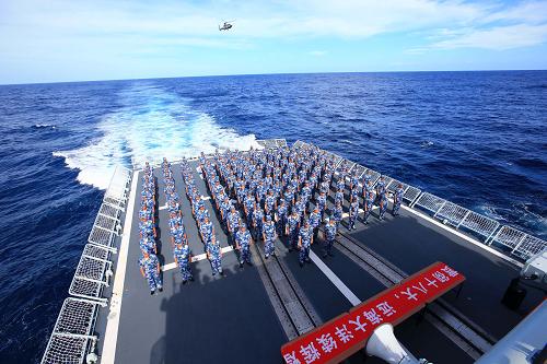 中國(guó)海軍艦艇編隊(duì)穿越赤道 9月15日,中國(guó)海軍艦艇編隊(duì)在太平洋舉行穿越赤道簽名儀式。 當(dāng)日,中國(guó)海軍出訪美國(guó)、澳大利亞、新西蘭海軍艦艇編隊(duì)在向澳大利亞航行途中穿越赤道時(shí)舉行“航行萬(wàn)里心向黨、為國(guó)爭(zhēng)光闖深藍(lán)”簽名儀式。隨艦直升機(jī)進(jìn)行了飛越赤道訓(xùn)練。 新華社記者查春明攝