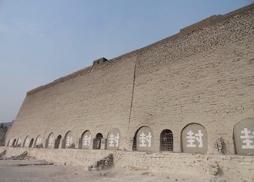 河北以“壯士斷腕”決心驅(qū)趕霧霾 這是河北省唐縣環(huán)保局已查封的一個石灰廠(5月7日攝)。 國務(wù)院9月12日發(fā)布了《大氣污染防治行動計劃》,我國將投入1.75萬億元治理霧霾天,確定了十項具體措施,為當(dāng)前和今后一個時期全國大氣污染防治工作提供了行動指南。 河北省計劃到2017年,全省PM2.5濃度比2012年下降25%以上;煤炭消費量比2012年凈削減4000萬噸;鋼鐵產(chǎn)能削減6000萬噸;二氧化硫、氮氧化物、顆粒物和揮發(fā)性有機(jī)物排放總量大幅度削減;全省80%具備改造價值的老舊住宅完成供熱計量及節(jié)能改造;全部淘汰黃標(biāo)車。 新華社記者 朱旭東 攝