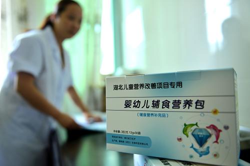 9月18日,在湖北省宣恩縣婦幼保健院,一名醫(yī)護人員在按照相關(guān)標準管理、儲存“營養(yǎng)包”。自今年8月開始,湖北省恩施土家族苗族自治州宣恩縣的近4000名6至24月齡兒童,可在當?shù)貗D幼保健院、鄉(xiāng)鎮(zhèn)衛(wèi)生院按月免費領(lǐng)取富含蛋白質(zhì)、維生素、礦物質(zhì)的兒童“營養(yǎng)包”,成為當?shù)?#8220;國家貧困地區(qū)兒童營養(yǎng)改善試點項目”的第一批受益人。據(jù)了解,湖北宜昌、恩施的9個縣(市)是貧困地區(qū)兒童營養(yǎng)改善試點,首批受益兒童約3.5萬人。 新華社發(fā)(宋文 攝)