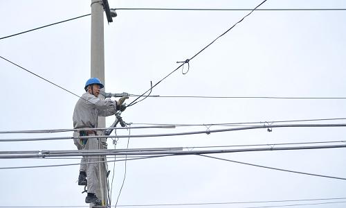 9月19日,國網(wǎng)長春供電公司員工緊急搶修線路,為停電居民恢復(fù)供電。當(dāng)日是我國傳統(tǒng)佳節(jié)中秋節(jié),國網(wǎng)長春供電公司針對人員密集場所及社區(qū)進(jìn)行全面用電檢查和維修,以保證用電設(shè)備完好,讓城鄉(xiāng)百姓在花好月圓夜“不斷電”。新華社記者 王昊飛 攝