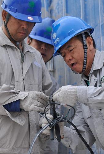 9月19日,國網(wǎng)長春供電公司員工緊急搶修線路,為停電居民恢復(fù)供電。新華社記者 王昊飛 攝