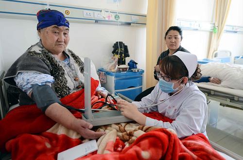 一名哈薩克族婦女在遼寧省援建新疆裕民縣人民醫(yī)院綜合樓住院部接受治療(2012年11月23日攝)。2010年召開的全國對口支援新疆工作會(huì)議和中央新疆工作座談會(huì),對新疆實(shí)現(xiàn)跨越式發(fā)展和長治久安戰(zhàn)略目標(biāo)作出了部署。三年多來,在黨中央、國務(wù)院堅(jiān)強(qiáng)領(lǐng)導(dǎo)下,新疆維吾爾自治區(qū)和新疆生產(chǎn)建設(shè)兵團(tuán)、19個(gè)援疆省市、中央有關(guān)部門和單位企業(yè)齊心協(xié)力,共同譜寫了一首首新疆后發(fā)趕超的新曲。據(jù)自治區(qū)援疆辦介紹,三年多來,19個(gè)對口援疆省市累計(jì)實(shí)施援疆項(xiàng)目3120個(gè),撥付資金337.4億元。僅2013年,就計(jì)劃安排1050個(gè)援疆項(xiàng)目,上半年撥付到位資金88.8億元,啟動(dòng)實(shí)施各類干部人才項(xiàng)目398個(gè),培訓(xùn)干部6.7萬人次。新華社記者 沙達(dá)提 攝
