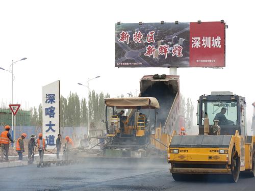 這是“深喀大道”建設(shè)施工工地現(xiàn)場(2013年4月19日攝)。“深喀大道”位于新疆喀什經(jīng)濟(jì)開發(fā)區(qū)“深圳城”中軸線,全長9.89公里。按規(guī)劃,由深圳市對口援建的喀什“深圳城”未來以“深喀大道”為主軸,周邊興建喀什大學(xué)、喀什地區(qū)圖書館以及商務(wù)、住宅等功能區(qū)。 新華社發(fā)(于濤 攝)