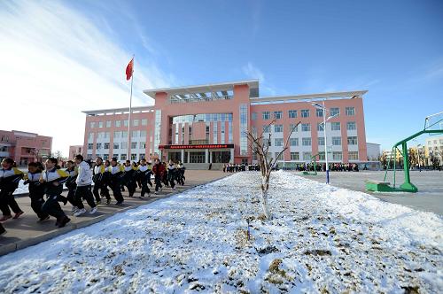 學(xué)生在遼寧省援建的新疆生產(chǎn)建設(shè)兵團(tuán)農(nóng)九師小白楊中學(xué)內(nèi)跑步(2012年11月22日攝)。 新華社記者 沙達(dá)提 攝