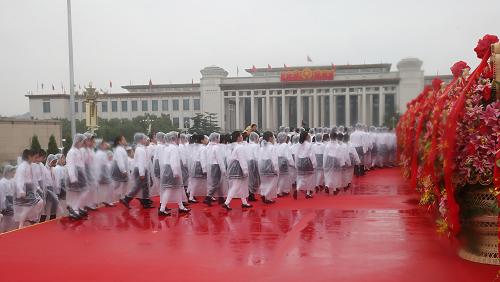 10月1日上午,首都各界代表向人民英雄紀(jì)念碑敬獻(xiàn)花籃儀式在北京天安門廣場(chǎng)舉行。這是代表冒雨瞻仰人民英雄紀(jì)念碑。新華社記者 姚大偉 攝