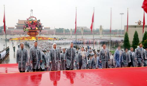 10月1日上午,首都各界代表向人民英雄紀(jì)念碑敬獻(xiàn)花籃儀式在北京天安門廣場(chǎng)舉行。這是代表冒雨瞻仰人民英雄紀(jì)念碑。新華社記者 姚大偉 攝