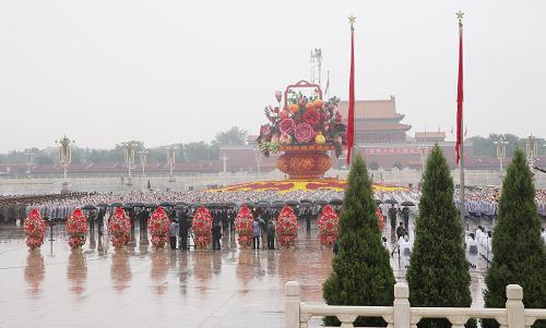 10月1日上午,首都各界代表向人民英雄紀(jì)念碑敬獻(xiàn)花籃儀式在北京天安門廣場(chǎng)舉行。新華社記者 姚大偉 攝